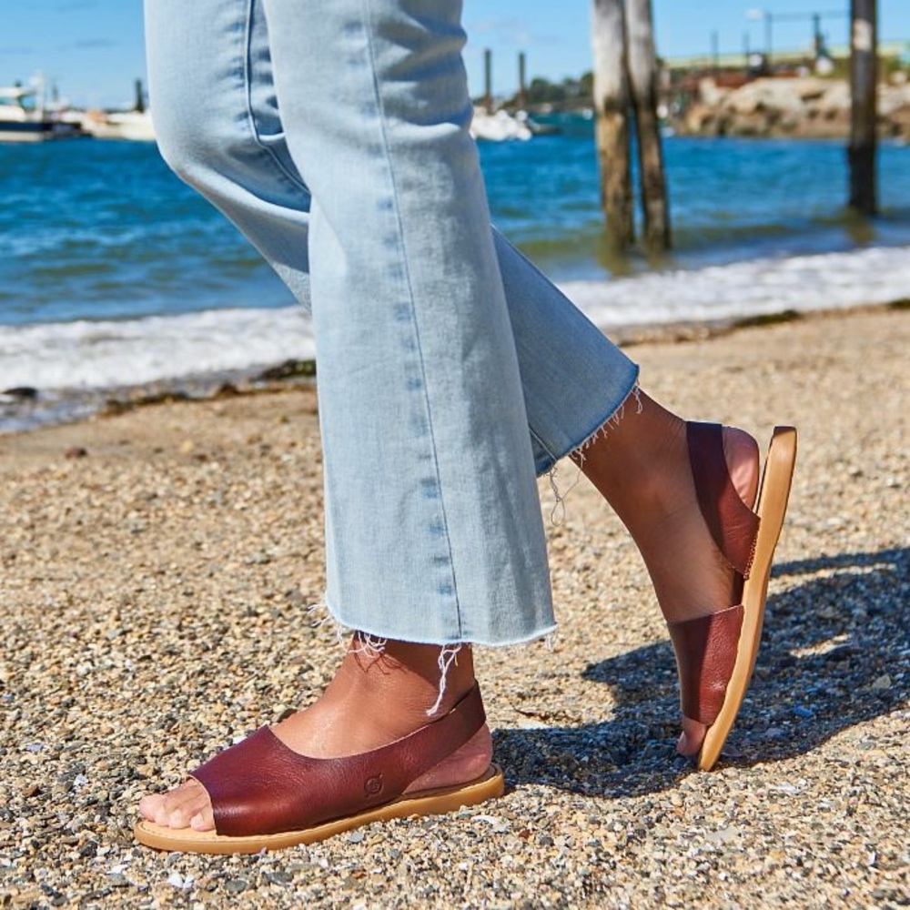 Born Inlet Sandals in Dark Tan Bourbon Size 8